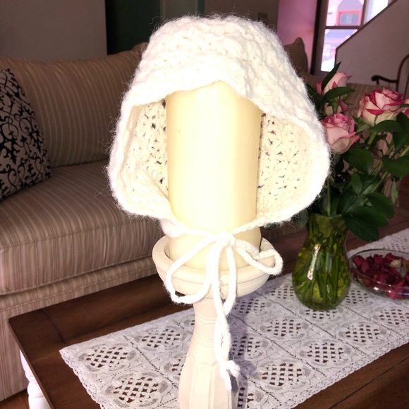 Hand knit baby bonnet in a creamy white color - Picture 3 of 8